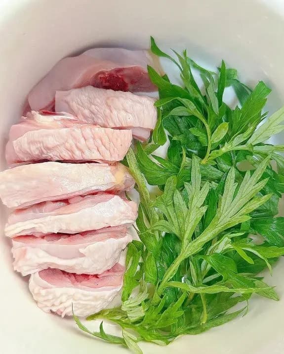 ngải cứu hầm gà, canh gà hầm ngải cứu, món ăn bổ máu