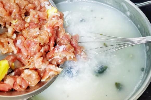 nấu cháo, mẹo nấu cháo sánh mịn, nước nấu cháo, dùng nước sôi hay nước lạnh để nấu cháo