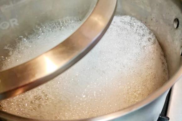 nấu cháo, mẹo nấu cháo sánh mịn, nước nấu cháo, dùng nước sôi hay nước lạnh để nấu cháo