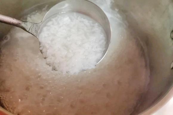 nấu cháo, mẹo nấu cháo sánh mịn, nước nấu cháo, dùng nước sôi hay nước lạnh để nấu cháo