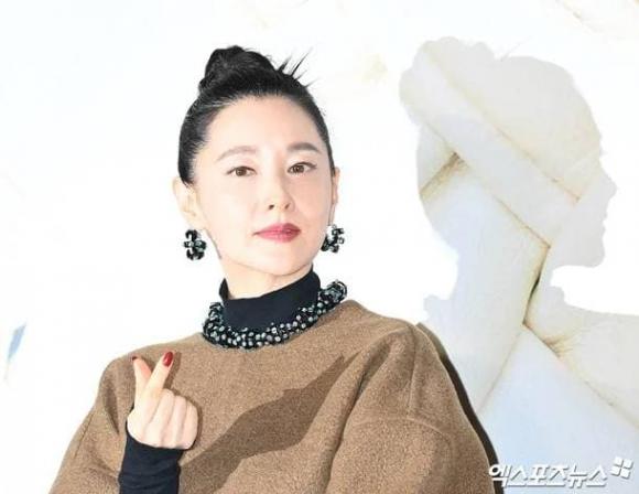 lee young ae, váy cape, sao hàn 