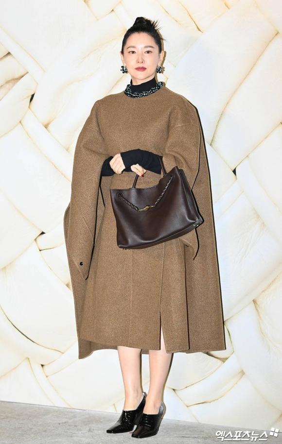 lee young ae, váy cape, sao hàn 