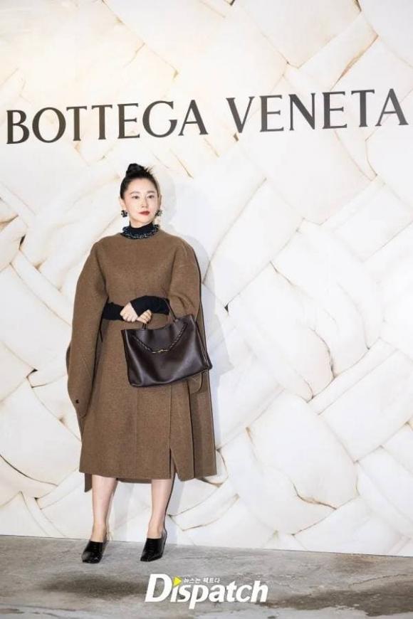 lee young ae, váy cape, sao hàn 