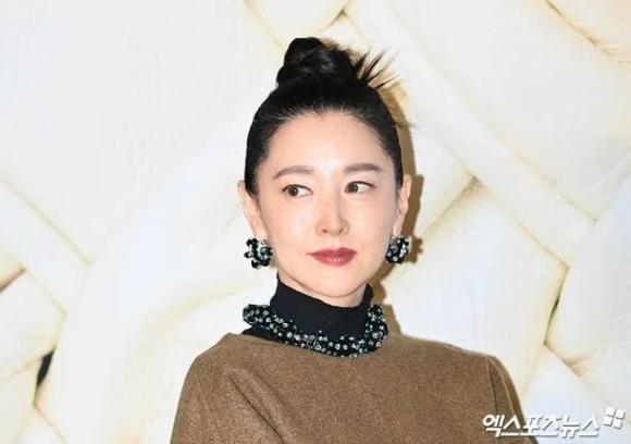 lee young ae, váy cape, sao hàn 
