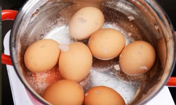 luộc trứng, cách luộc trứng, luộc trứng không cần nước, luộc trứng với muối