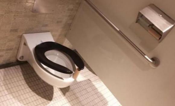 lõi giấy vệ sinh, đặt lõi giấy trống dưới bệ toilet, lý do nên làm điều này