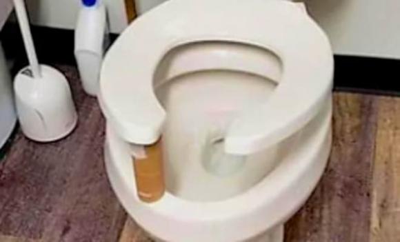lõi giấy vệ sinh, đặt lõi giấy trống dưới bệ toilet, lý do nên làm điều này