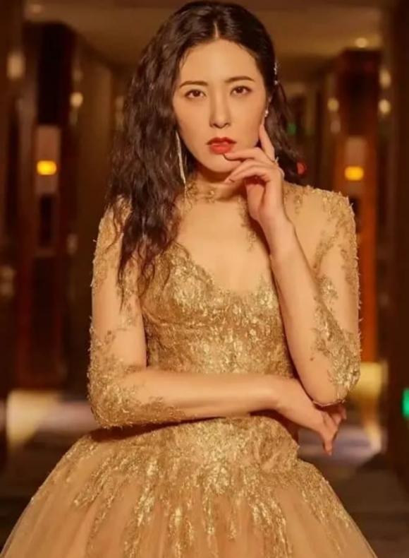 Tăng Lê, người đẹp hàng trăm năm mới có một, độc thân tuổi 48, sao Hoa ngữ