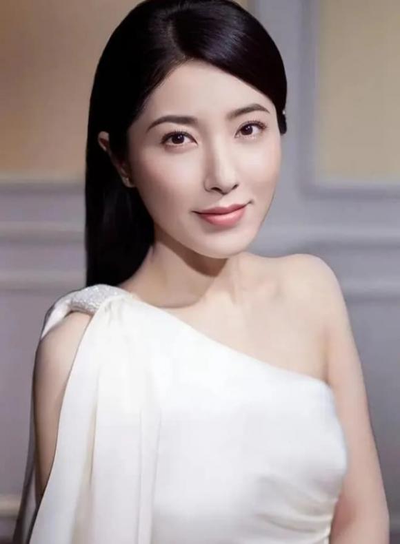 Tăng Lê, người đẹp hàng trăm năm mới có một, độc thân tuổi 48, sao Hoa ngữ