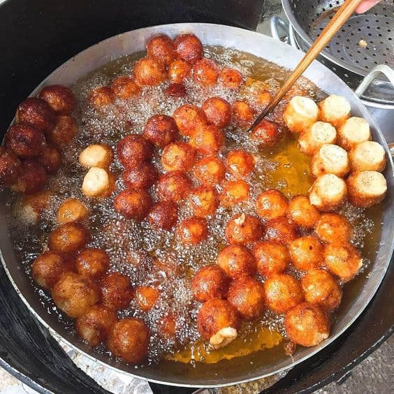 bánh rán vỉa hè, bán bánh rán vỉa hè, địa điểm bán bánh rán vỉa hè, bánh rán mặn, bánh rán vỉa hè Hà Nội, món ngon 