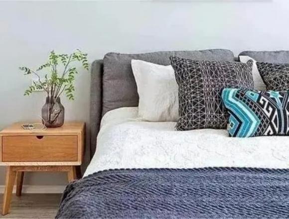 đầu giường, không được đặt đồ trên đầu giường, đồ gây nguy hiểm, đồ ảnh hưởng tới sức khoẻ
