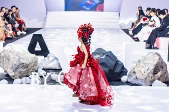 mau-nhi-cherry-pham-me-hoac-anh-nhin-tu-hinh-anh-thien-than-hoa-hong-nhi (1).jpg 0 Mẫu nhí Cherry Phạm, HEAVEN By Gree 2, thời trang