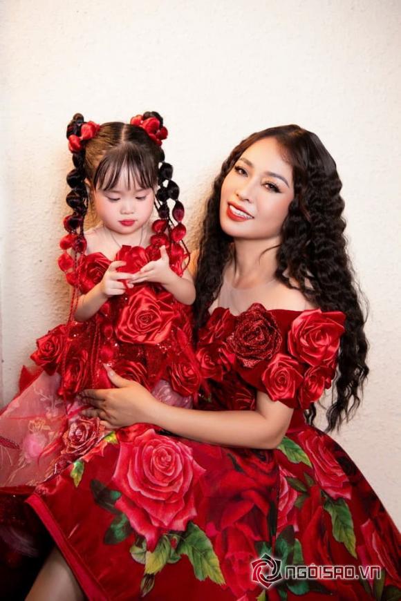 mau-nhi-cherry-pham-me-hoac-anh-nhin-tu-hinh-anh-thien-than-hoa-hong-nhi (1).jpg 1 Mẫu nhí Cherry Phạm, HEAVEN By Gree 2, thời trang