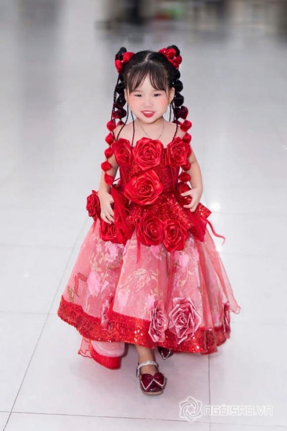 mau-nhi-cherry-pham-me-hoac-anh-nhin-tu-hinh-anh-thien-than-hoa-hong-nhi (1).jpg 1 Mẫu nhí Cherry Phạm, HEAVEN By Gree 2, thời trang