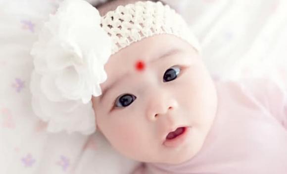 son đỏ trên trán trẻ sơ sinh, chấm son đỏ trên trán trẻ sơ sinh, chấm son đỏ trên trán trẻ sơ sinh làm gì
