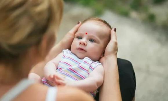 son đỏ trên trán trẻ sơ sinh, chấm son đỏ trên trán trẻ sơ sinh, chấm son đỏ trên trán trẻ sơ sinh làm gì