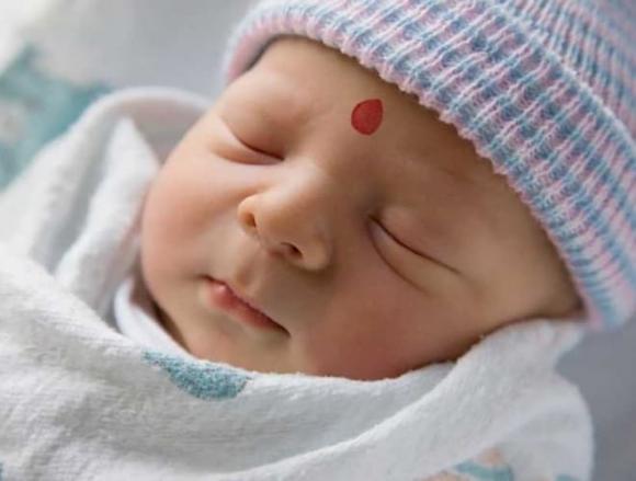 son đỏ trên trán trẻ sơ sinh, chấm son đỏ trên trán trẻ sơ sinh, chấm son đỏ trên trán trẻ sơ sinh làm gì