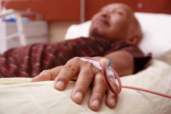 người già nằm liệt giường, 