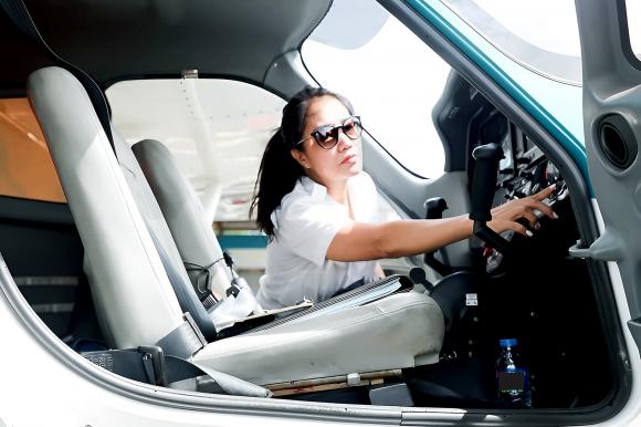 Nữ doanh nhân đầu tiên của Việt Nam sở hữu bằng lái máy bay tư nhân, người phụ nữ Việt Nam đầu tiên tốt nghiệp khóa học lái máy bay tư nhân
