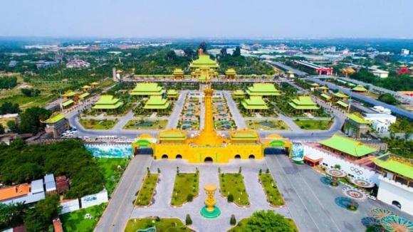 Đền thờ rộng 5.000m2 dát vàng 24K của vợ chồng bà Nguyễn Phương Hằng, bà Nguyễn Phương Hằng