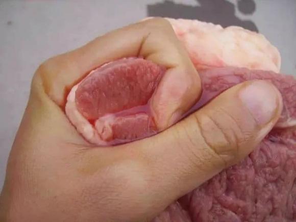 Người bán thịt ở chợ thường phủ vải lên miếng thịt lợn để làm gì, cách chọn mua thịt lợn không bơm nước