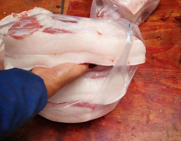 Người bán thịt ở chợ thường phủ vải lên miếng thịt lợn để làm gì, cách chọn mua thịt lợn không bơm nước