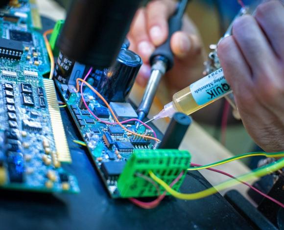 ngành học hot, ngành bán dẫn, xu hướng nghề nghiệp đến năm 2030, định hướng con học gì, học gì dễ xin việc