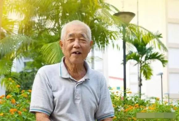 lông mày dài, tuổi 50