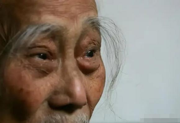 lông mày dài, tuổi 50