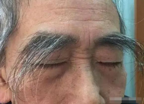 lông mày dài, tuổi 50