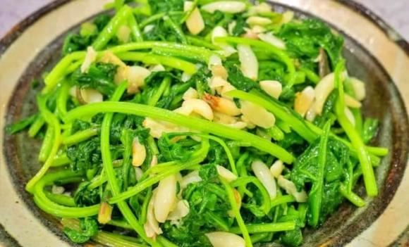 rau chân vịt, xào rau chân vịt, cách xào rau chân vịt không bị đen