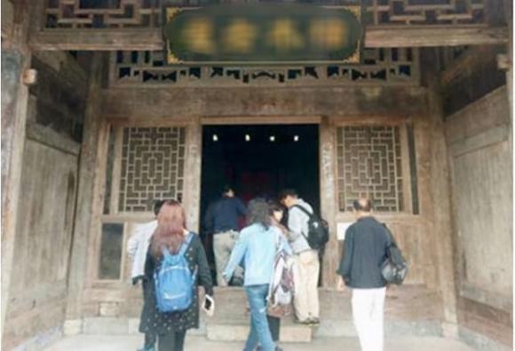 ngôi nhà nghìn tỷ, ngôi nhà gỗ quý