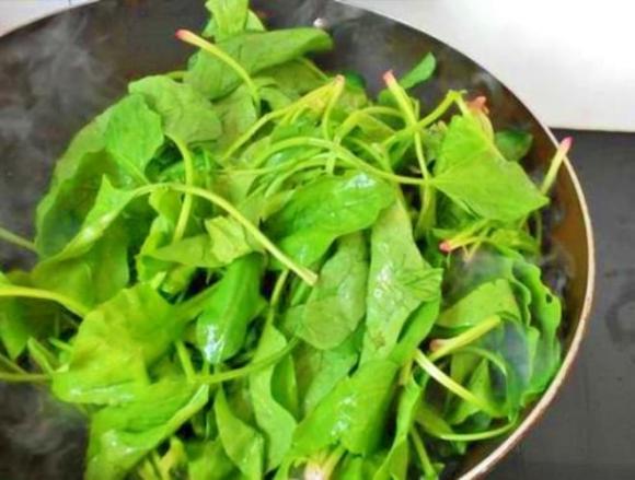 rau chân vịt, xào rau chân vịt, cách xào rau chân vịt không bị đen