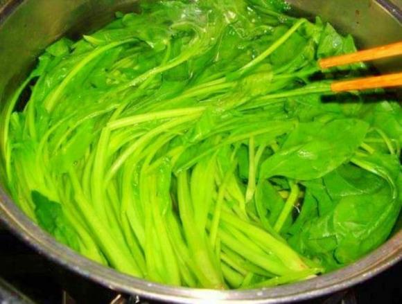 rau chân vịt, xào rau chân vịt, cách xào rau chân vịt không bị đen