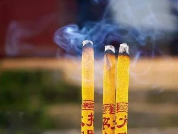 doanh nhân giàu có, ngôi sao lớn, ngôi sao giàu có thắp hương cúng phật