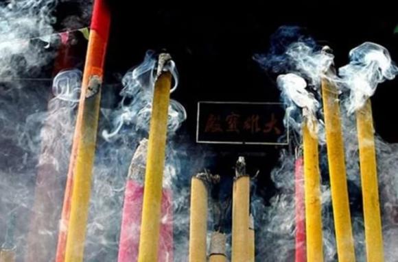 doanh nhân giàu có, ngôi sao lớn, ngôi sao giàu có thắp hương cúng phật