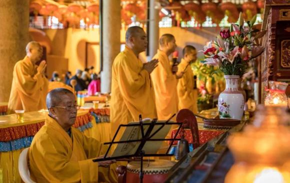 doanh nhân giàu có, ngôi sao lớn, ngôi sao giàu có thắp hương cúng phật