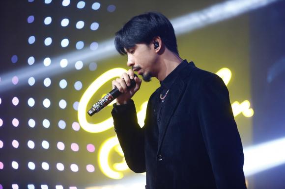 Cát-xê của Đen Vâu, rapper Đen Vâu, Hoàng Thùy Linh