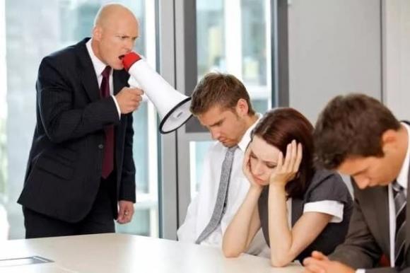 làm gì khi sếp mắng, cách lấy lòng sếp