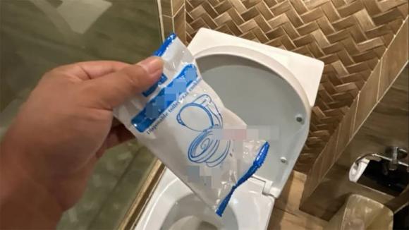 Đi vệ sinh, nhà vệ sinh, vứt giấy vào bồn cầu