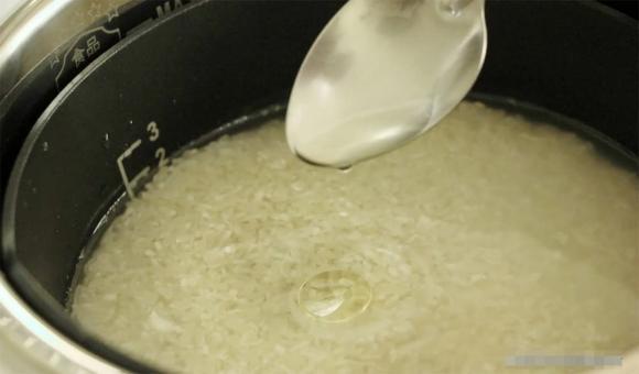 nấu cơm, giấm trắng, dầu, dạy nấu ăn