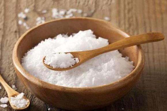 để bát muối cạnh cửa sổ, mẹo vặt, đặt muối trên bệ cửa sổ, muối, tác dụng của muối