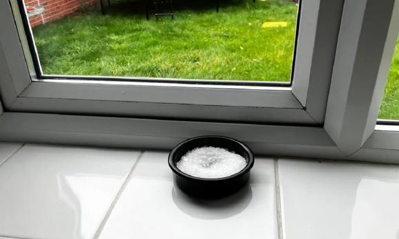 để bát muối cạnh cửa sổ, mẹo vặt, đặt muối trên bệ cửa sổ, muối, tác dụng của muối