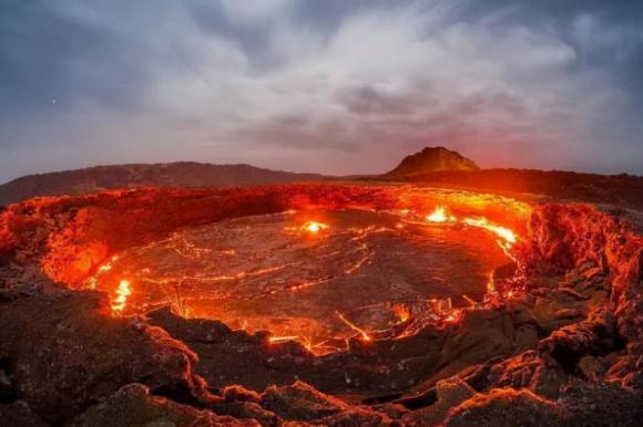 núi lửa, tiêu hủy rác, vứt rác vào núi lửa, dùng núi lửa để tiêu hủy rác, tiêu hủy rác bằng cách vứt vào núi lửa