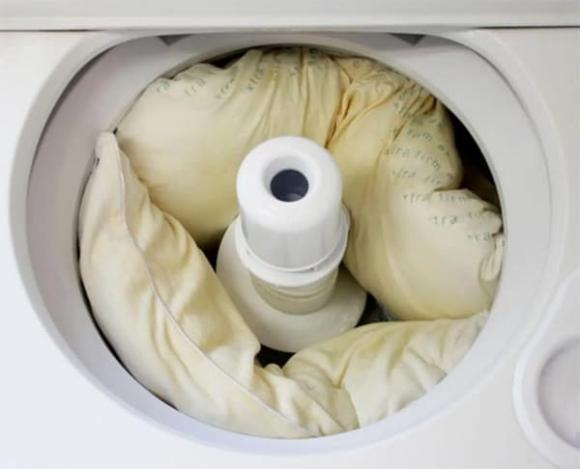 Cách làm sạch ruột gối bị ố vàng, cách giặt ruột gối, mẹo hay