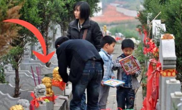 viếng mộ, tại sao một đời sẽ không lạy mộ ba đời