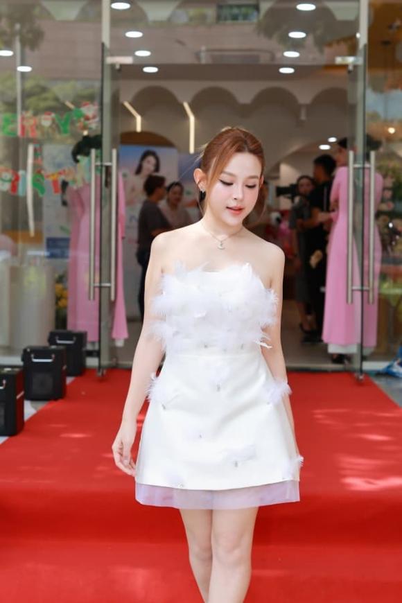 diễn viên Tú Vi, hotgirl Huyễn Baby, sao Việt