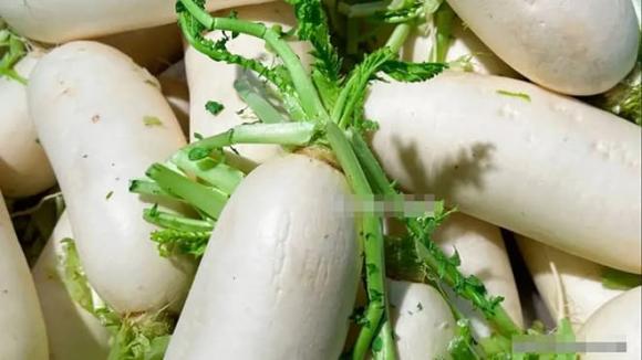 5 loại củ cải này dù rẻ đến đâu cũng đừng mua, Củ cải lá úa vàng, Củ cải vỏ có đốm đen, Củ cải cầm lên thấy nhẹ, Củ cải bị nứt