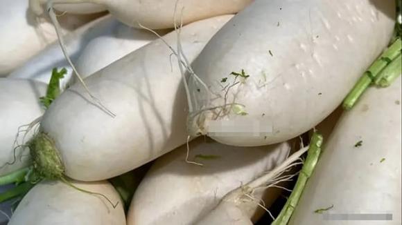 5 loại củ cải này dù rẻ đến đâu cũng đừng mua, Củ cải lá úa vàng, Củ cải vỏ có đốm đen, Củ cải cầm lên thấy nhẹ, Củ cải bị nứt
