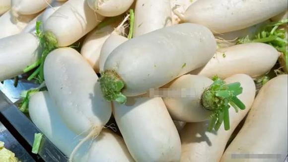 5 loại củ cải này dù rẻ đến đâu cũng đừng mua, Củ cải lá úa vàng, Củ cải vỏ có đốm đen, Củ cải cầm lên thấy nhẹ, Củ cải bị nứt